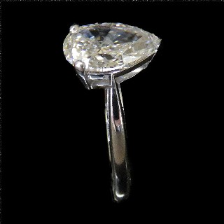 Solitaire en or gris 18k avec Diamant poire de 2,58 Ct. G/VVS2 (HRD) Solitaire en or gris 18k avec Diamant poire de 2,58 Ct. G/VVS2 (HRD)