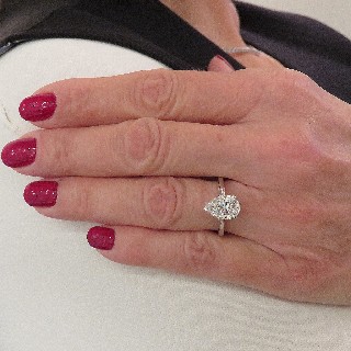 Solitaire en or gris 18k avec Diamant poire de 2,58 Ct. G/VVS2 (HRD) Solitaire en or gris 18k avec Diamant poire de 2,58 Ct. G/VVS2 (HRD)