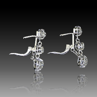  Boucles d'oreilles Dormeuses en or gris 18k et Platine vers 1930 avec Diamants 1,60 Cts