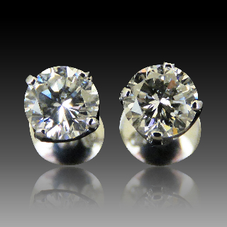 Puces d'oreilles Or gris 18k avec Diamants brillants 1.05 Cts et 1.04 Cts. F-VVS1-G-VVS2