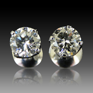 Puces d'oreilles Or gris 18k avec Diamants brillants 1.05 Cts et 1.04 Cts. F-VVS1-G-VVS2 Puces d'oreilles Or gris 18k avec Diamants brillants 1.05 Cts et 1.04 Cts. F-VVS1-G-VVS2