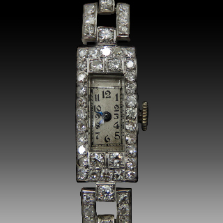 Montre dame Art Déco en platine avec 2.30 Cts de diamants taille ancienne 