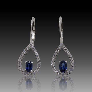 Boucles d'oreilles en Or Gris 18k avec Saphirs et Diamants Brillants.