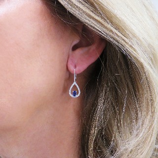 Boucles d'oreilles en Or Gris 18k avec Saphirs et Diamants Brillants.