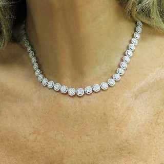 Parure Collier et Boucles Diamants brillants soit 14,02 Cts G-VS en Or gris 18k. 43 cm