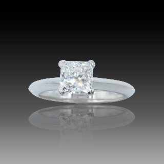 Solitaire en Platine et Diamant Taille Princesse de 1,23 Cts G-VVS1 . Solitaire en Platine et Diamant Taille Princesse de 1,23 Cts G-VVS1 .