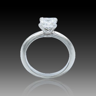 Solitaire en Platine et Diamant Taille Princesse de 1,23 Cts G-VVS1 . Solitaire en Platine et Diamant Taille Princesse de 1,23 Cts G-VVS1 .
