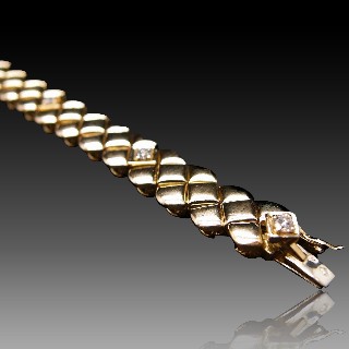 Bracelet Fred "matelassé" or jaune 18 carats et diamants vers 1980