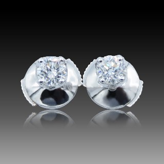Puces d'oreilles or gris 18k avec 2 diamants de 0,18 Ct qualité G-VS. Puces d'oreilles or gris 18k avec 2 diamants de 0,18 Ct qualité G-VS.