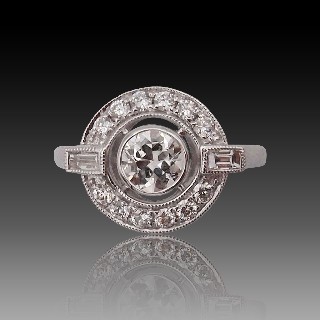 Bague style Art Déco en or gris 18K avec diamant central 0.50 ct. Taille 53