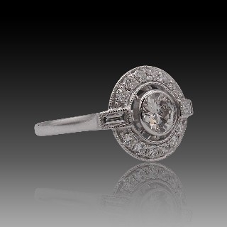 Bague style Art Déco en or gris 18K avec diamant central 0.50 ct. Taille 53