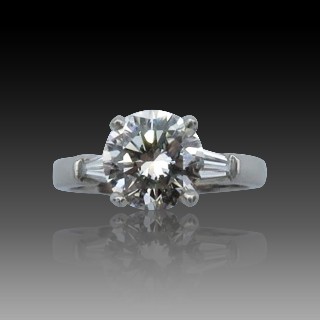 Solitaire en Platine avec Diamant Brillant de 2.13 Cts G-VS1 (HRD) + 2 tapers.