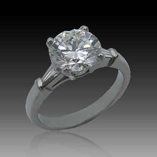 Solitaire en Platine avec Diamant Brillant de 2.13 Cts G-VS1 (HRD) + 2 tapers.