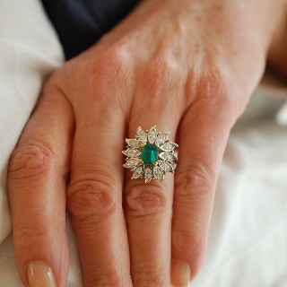 Bague "Entourage" Or gris 18K et Platine Emeraude de Colombie et Diamants. Bague "Entourage" Or gris 18K et Platine Emeraude de Colombie et Diamants.