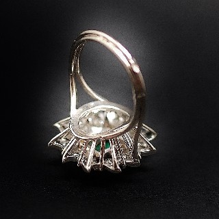Bague "Entourage" Or gris 18K et Platine Emeraude de Colombie et Diamants. Bague "Entourage" Or gris 18K et Platine Emeraude de Colombie et Diamants.