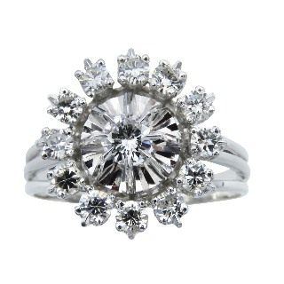 Bague entourage en Or Gris 18K avec Diamants . Vers 1970 Bague entourage en Or Gris 18K avec Diamants . Vers 1970