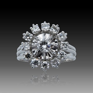 Bague entourage en Or Gris 18K avec Diamants . Vers 1970 Bague entourage en Or Gris 18K avec Diamants . Vers 1970