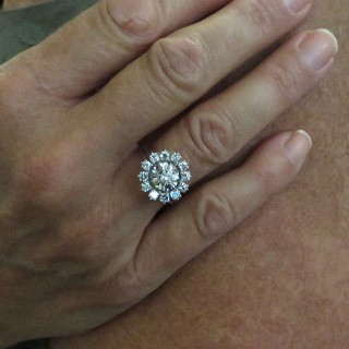 Bague entourage en Or Gris 18K avec Diamants . Vers 1970 Bague entourage en Or Gris 18K avec Diamants . Vers 1970