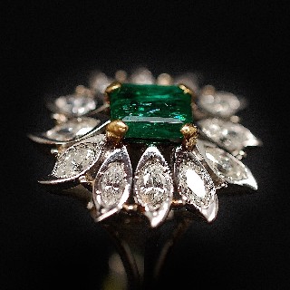 Bague "Entourage" Or gris 18K et Platine Emeraude de Colombie et Diamants. Bague "Entourage" Or gris 18K et Platine Emeraude de Colombie et Diamants.