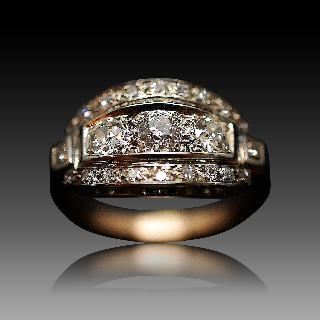 Bague dôme vintage vers 1935 en Or rose et gris 18K avec Diamants . Bague dôme vintage vers 1935 en Or rose et gris 18K avec Diamants .