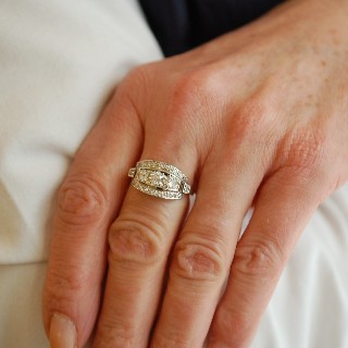 Bague dôme vintage vers 1935 en Or rose et gris 18K avec Diamants . Bague dôme vintage vers 1935 en Or rose et gris 18K avec Diamants .