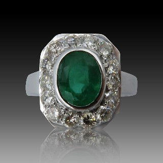 Bague "Entourage" Or gris 18K, Emeraude et Diamants Bague "Entourage" Or gris 18K, Emeraude et Diamants