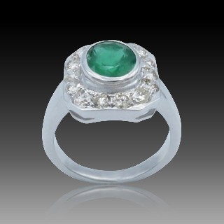 Bague "Entourage" Or gris 18K, Emeraude et Diamants Bague "Entourage" Or gris 18K, Emeraude et Diamants