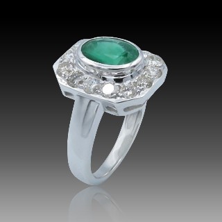 Bague "Entourage" Or gris 18K, Emeraude et Diamants Bague "Entourage" Or gris 18K, Emeraude et Diamants