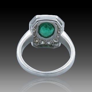 Bague "Entourage" Or gris 18K, Emeraude et Diamants Bague "Entourage" Or gris 18K, Emeraude et Diamants