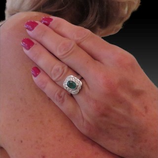 Bague "Entourage" Or gris 18K, Emeraude et Diamants