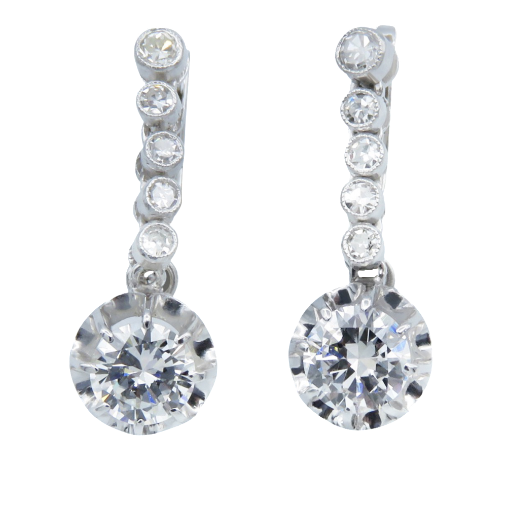 Boucles d'oreilles Dormeuses en or gris 18k et Platine vers 1960 avec Diamants 1,90 Cts Boucles d'oreilles Dormeuses en or gris 18k et Platine vers 1960 avec Diamants 1,90 Cts