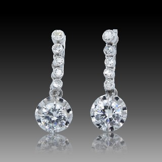 Boucles d'oreilles Dormeuses en or gris 18k et Platine vers 1960 avec Diamants 1,90 Cts Boucles d'oreilles Dormeuses en or gris 18k et Platine vers 1960 avec Diamants 1,90 Cts