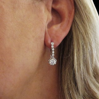 Boucles d'oreilles Dormeuses en or gris 18k et Platine vers 1960 avec Diamants 1,90 Cts Boucles d'oreilles Dormeuses en or gris 18k et Platine vers 1960 avec Diamants 1,90 Cts