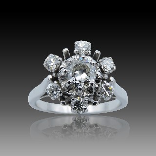 Bague entourage en Or Gris 18K avec Diamants . Vers 1970 Bague entourage en Or Gris 18K avec Diamants . Vers 1970