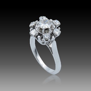 Bague entourage en Or Gris 18K avec Diamants . Vers 1970 Bague entourage en Or Gris 18K avec Diamants . Vers 1970