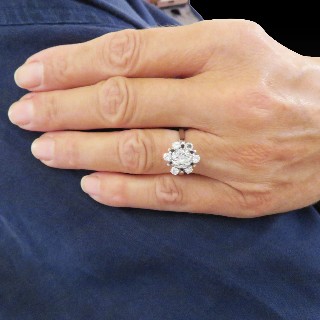 Bague entourage en Or Gris 18K avec Diamants . Vers 1970 Bague entourage en Or Gris 18K avec Diamants . Vers 1970