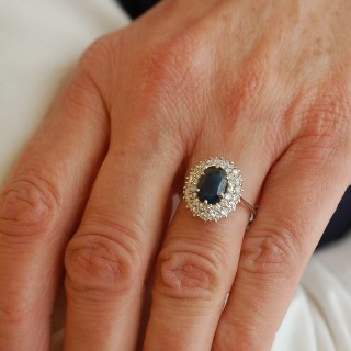Bague en or gris 18k avec saphir fin et diamants .Taille 53 Bague en or gris 18k avec saphir fin et diamants .Taille 53