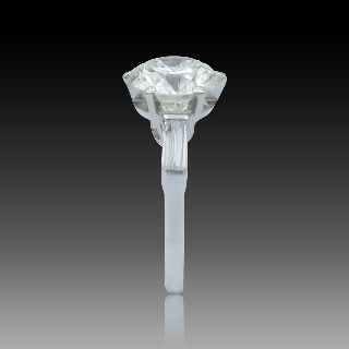 Solitaire en Platine avec Diamant Brillant de 4,07 Cts H-SI2 (HRD) + 2 baguettes.