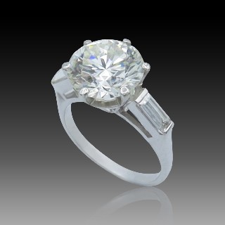 Solitaire en Platine avec Diamant Brillant de 4,07 Cts H-SI2 (HRD) + 2 baguettes.