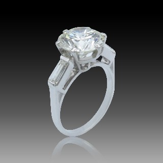 Solitaire en Platine avec Diamant Brillant de 4,07 Cts H-SI2 (HRD) + 2 baguettes.