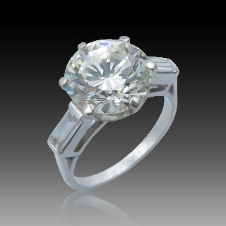 Solitaire en Platine avec Diamant Brillant de 4,07 Cts H-SI2 (HRD) + 2 baguettes.