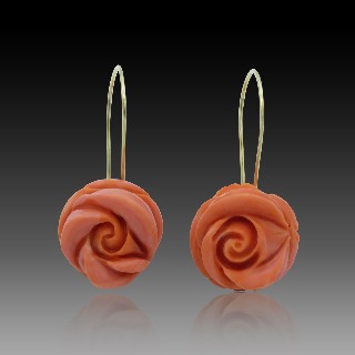 Boucles d'oreilles Pendantes en Or jaune 18k et Corail. Boucles d'oreilles Pendantes en Or jaune 18k et Corail.