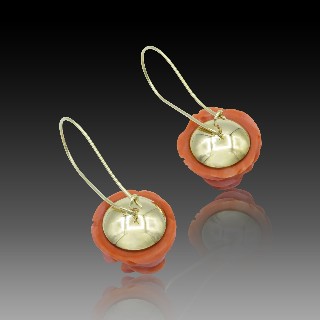 Boucles d'oreilles Pendantes en Or jaune 18k et Corail. Boucles d'oreilles Pendantes en Or jaune 18k et Corail.
