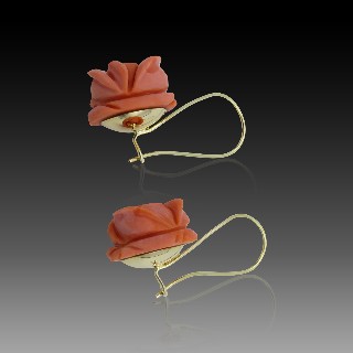Boucles d'oreilles Pendantes en Or jaune 18k et Corail. Boucles d'oreilles Pendantes en Or jaune 18k et Corail.