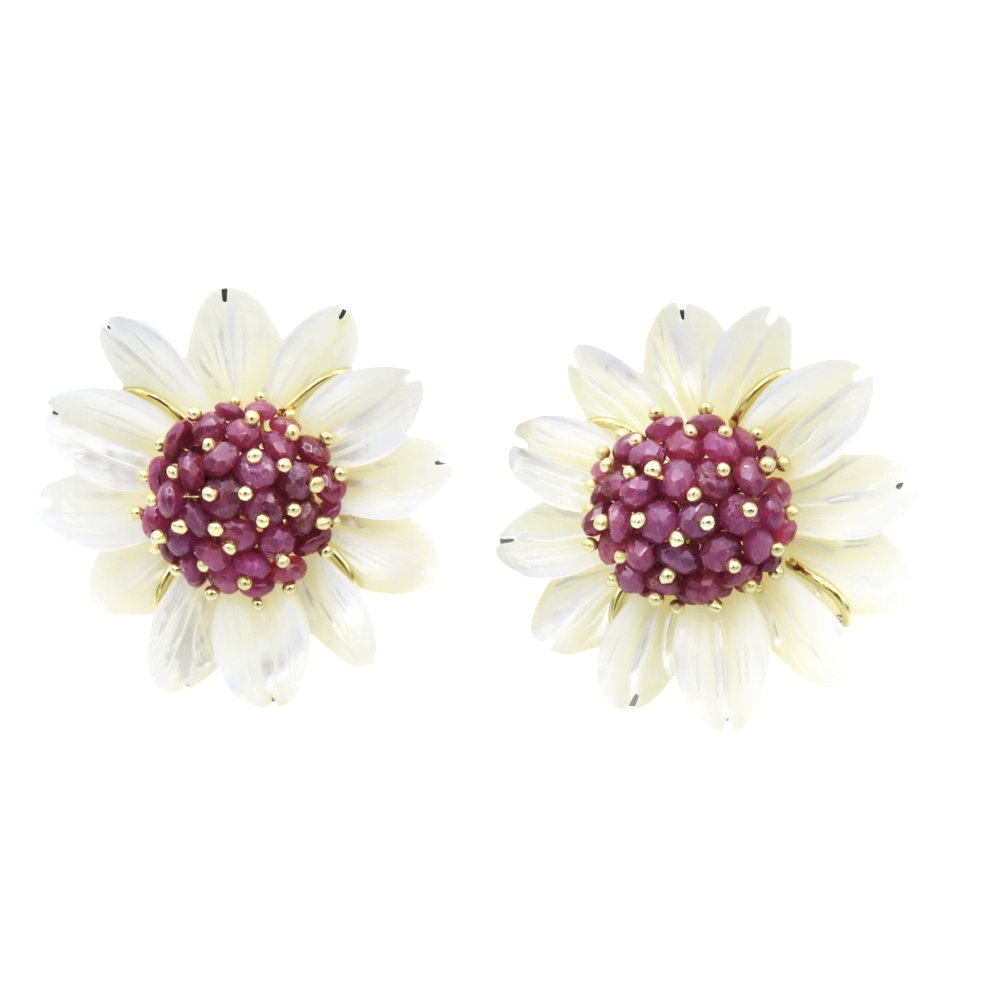 Boucles d'oreilles Clips Fleurs Or jaune 18k avec nacre et rubis brut.