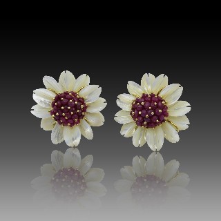 Boucles d'oreilles Clips Fleurs Or jaune 18k avec nacre et rubis brut.