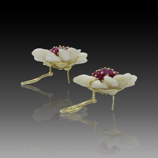 Boucles d'oreilles Clips Fleurs Or jaune 18k avec nacre et rubis brut.