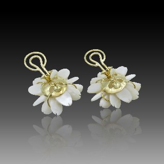 Boucles d'oreilles Clips Fleurs Or jaune 18k avec nacre et rubis brut.