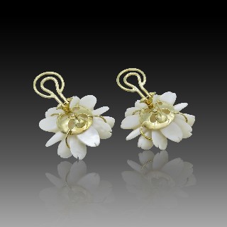 Boucles d'oreilles Clips Fleurs Or jaune 18k avec nacre et rubis brut. Boucles d'oreilles Clips Fleurs Or jaune 18k avec nacre et rubis brut.