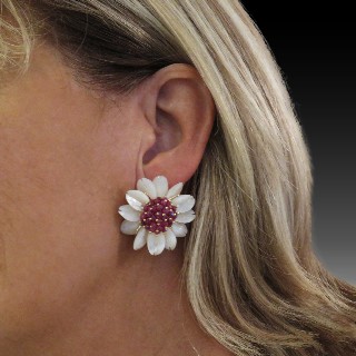 Boucles d'oreilles Clips Fleurs Or jaune 18k avec nacre et rubis brut. Boucles d'oreilles Clips Fleurs Or jaune 18k avec nacre et rubis brut.